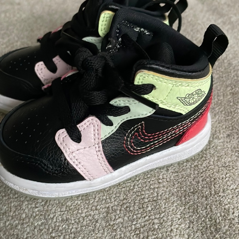 Jordan One Mid Glow in the dark soles like new size 4c